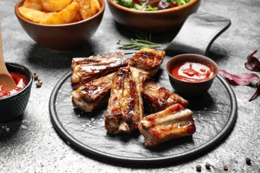 Gri masada nefis kaburgaları olan bir tahta.