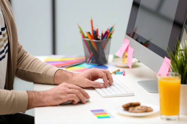 Ofiste çalışan erkek tasarımcı, yakın plan.