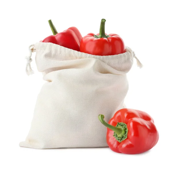 Baumwolle Öko-Tasche mit Paprika isoliert auf weiß — Stockfoto