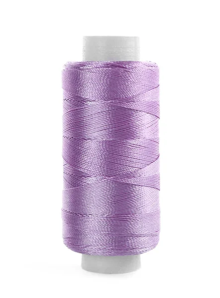 Bobine de fil à coudre violet isolé sur blanc — Photo