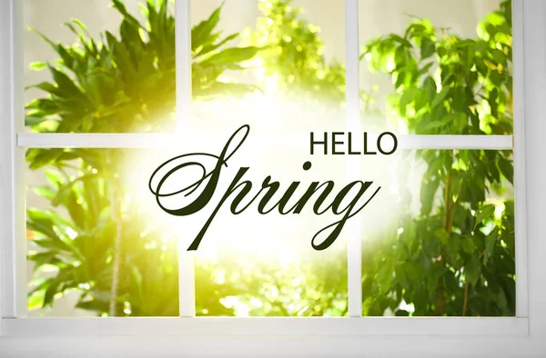 Schöner Blick durch Fenster auf Garten am Morgen — Stockfoto