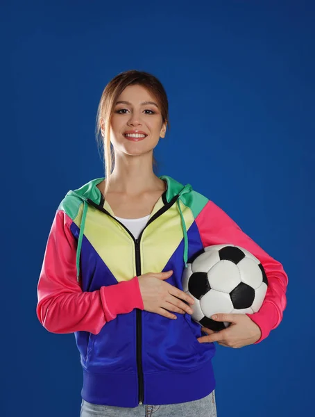 Ευτυχισμένη Γυναίκα Μπάλα Ποδοσφαίρου Μπλε Φόντο — Φωτογραφία Αρχείου