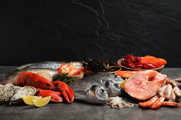 Свежая Рыба Различные Морепродукты Сером Столе — стоковое фото