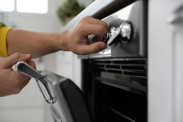Manusia Menggunakan Oven Modern Dapur Closeup — Stok Foto