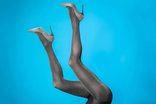 Жінка Чорних Колготках Стильне Взуття Синьому Фоні Крупним Планом Ноги — стокове фото