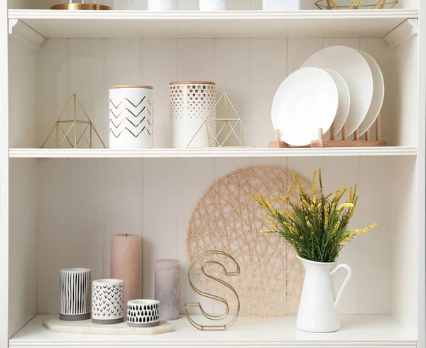 Белый Стеллаж Посудой Различными Декоративными Материалами — стоковое фото