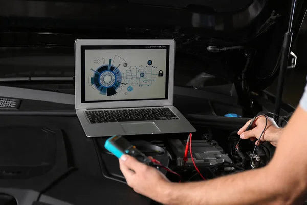 Mecânico com laptop perto de auto, close-up. Diagnóstico de carro moderno — Fotografia de Stock