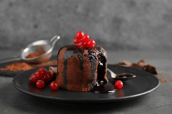 Köstliche Warme Schokolade Lavakuchen Mit Beeren Auf Grauem Tisch — Stockfoto