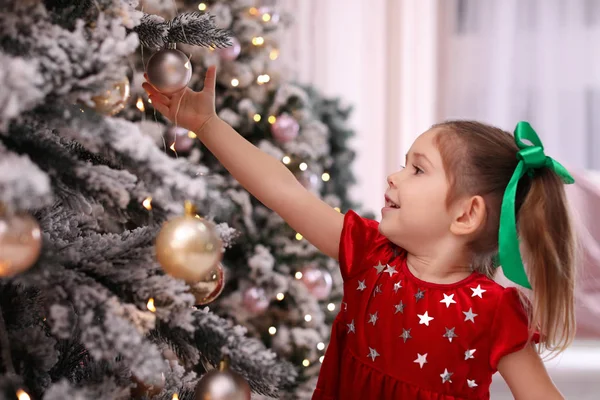 Carino Bambino Vicino All Albero Natale Casa — Foto Stock