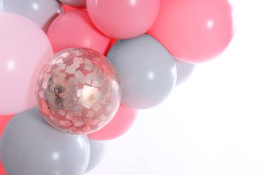 Beyaz arkaplanda güzel renkli balonlar, yakın plan