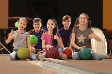 Bowling kulübünde topları olan mutlu çocuklar