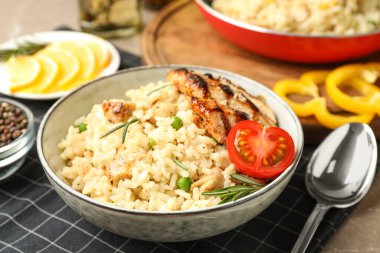 Masada domatesli leziz tavuklu risotto, yakın plan.