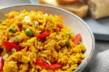 Sebzeli lezzetli pirinç pilavı, yakın plan.