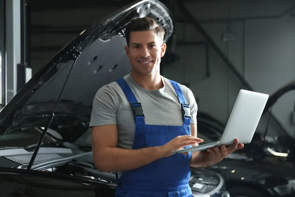 Mecânico Com Laptop Fazendo Diagnóstico Carro Oficina Reparação Automóveis — Fotografia de Stock