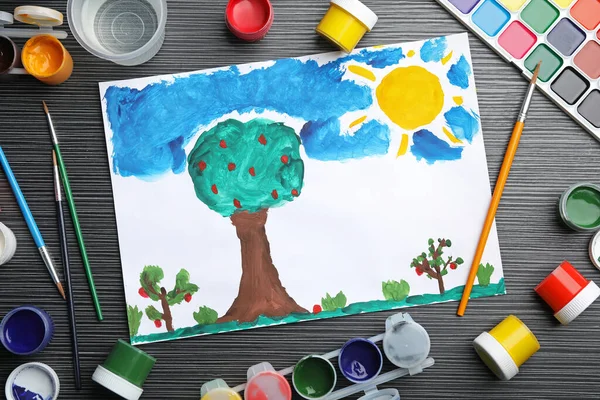 Kompozycja Płaska Dziecięcym Malowaniem Ogrodu Szarym Drewnianym Stole — Zdjęcie stockowe