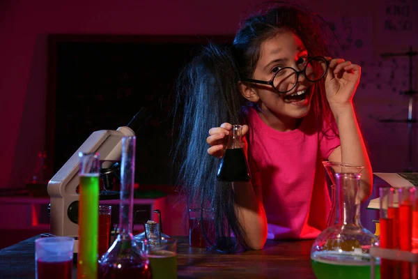Criança a fazer pesquisa química em laboratório. Experiências perigosas — Fotografia de Stock