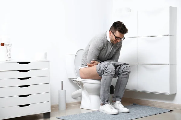 Hombre Con Dolor Estómago Sentado Inodoro Baño — Foto de Stock