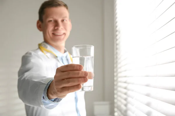 Nutritionniste Avec Verre Eau Près Fenêtre Dans Bureau Espace Pour — Photo