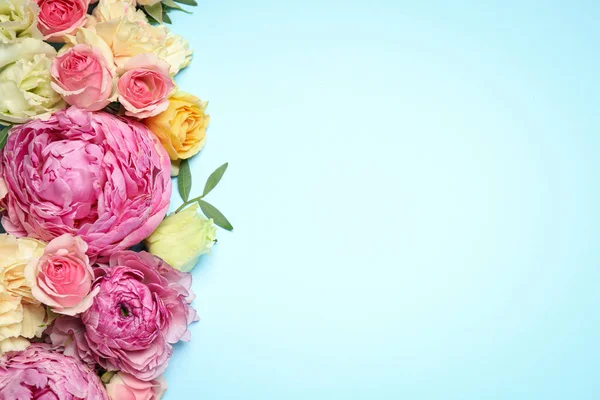Επίπεδη Σύνθεση Lay Όμορφα Λουλούδια Και Χώρο Για Κείμενο Γαλάζιο — Φωτογραφία Αρχείου