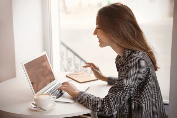 Joven Blogger Trabajando Con Laptop Mesa Café — Foto de Stock