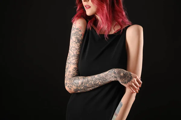 Mulher Bonita Com Tatuagens Nos Braços Contra Fundo Preto Close — Fotografia de Stock
