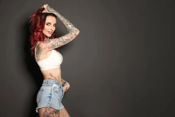 Hermosa Mujer Con Tatuajes Cuerpo Sobre Fondo Negro Espacio Para —  Fotos de Stock