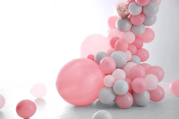 Parti Için Renkli Balonlarla Süslenmiş Aydınlık Oda — Stok fotoğraf