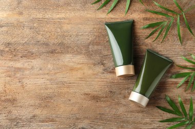 Düz kompozisyon ve kozmetik ürünler ahşap masanın üzerinde duruyordu. Spa