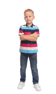 Beyaz arka plan üzerinde sevimli küçük çocuğun tam uzunlukta portre
