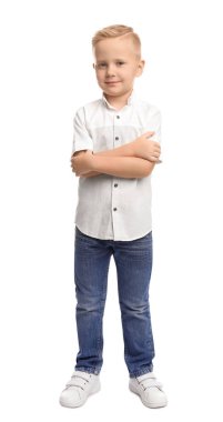 Beyaz arka plan üzerinde sevimli küçük çocuğun tam uzunlukta portre