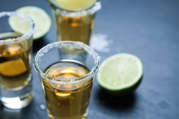 Mexikói Tequila Feles Sóval Lime Szeletekkel Szürke Asztalon Közelkép — Stock Fotó