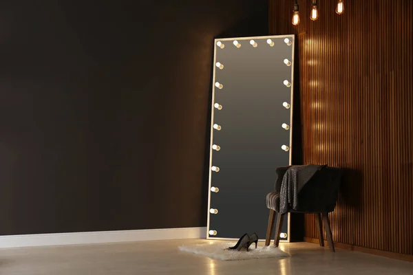 Σύγχρονη Καθρέφτη Λαμπτήρες Στο Εσωτερικό Του Δωματίου Χώρος Για Κείμενο — Φωτογραφία Αρχείου