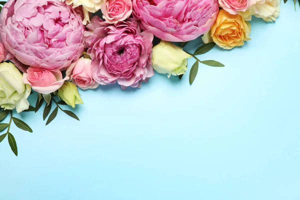 Platte Lay Compositie Met Prachtige Bloemen Ruimte Voor Tekst Lichtblauwe — Stockfoto
