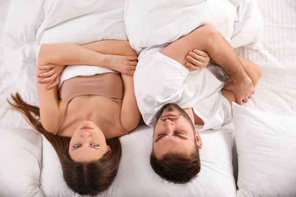 Fiatal pár veszekszik otthon az ágyban, felülnézetből. Kapcsolat p — Stock Fotó