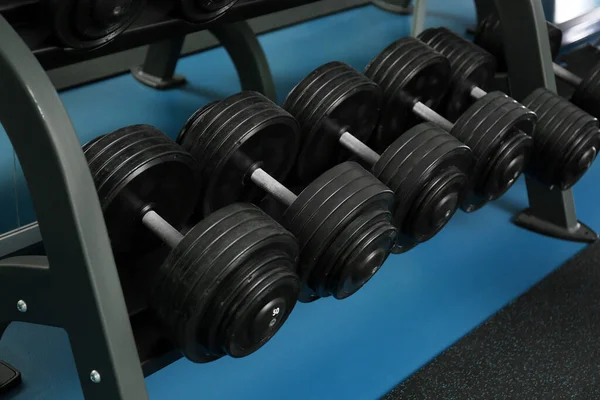 Haltères Sur Rack Dans Salle Gym Équipement Sportif Moderne — Photo