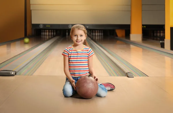 ボーリングクラブでボールを持つ小さな女の子 — ストック写真