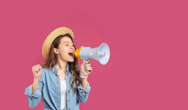 Mladá žena s megafonem na růžovém pozadí — Stock fotografie