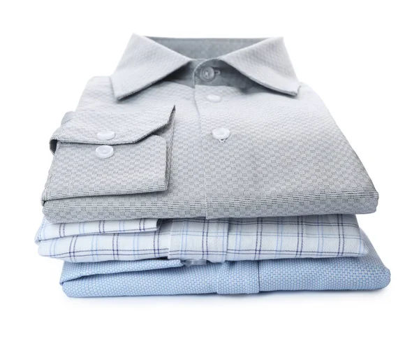 Montón de elegantes camisas masculinas aisladas en blanco — Foto de Stock