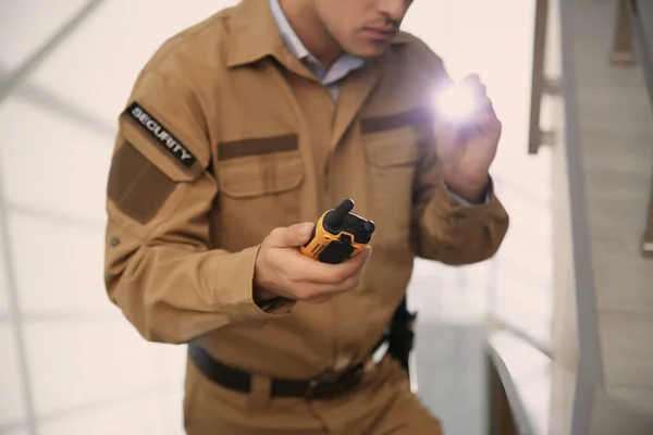 Professionell säkerhetsvakt med bärbar radio set och flashlig — Stockfoto