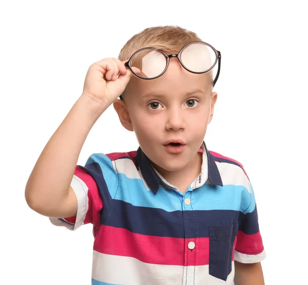 Retrato de menino bonito com óculos no fundo branco — Fotografia de Stock