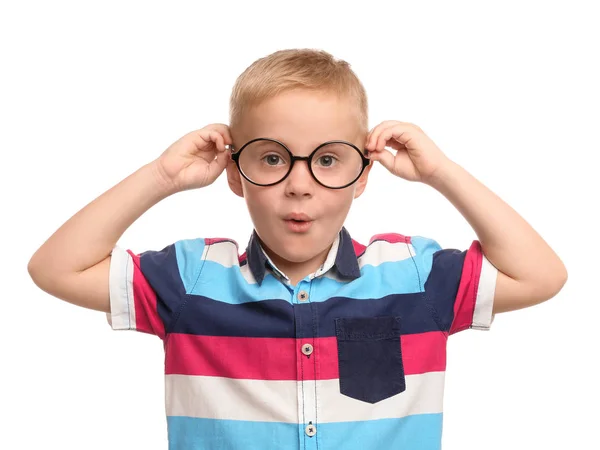 Retrato de menino bonito com óculos no fundo branco — Fotografia de Stock