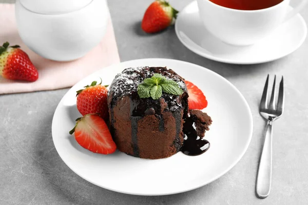 Delicious Warm Chocolate Lava Cake Mint Strawberries Table — 스톡 사진