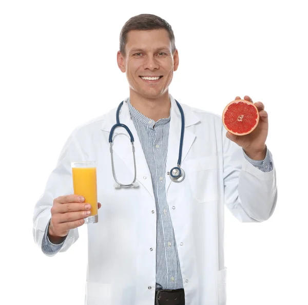 Voedingsdeskundige met glas sap en grapefruit op witte backgro — Stockfoto