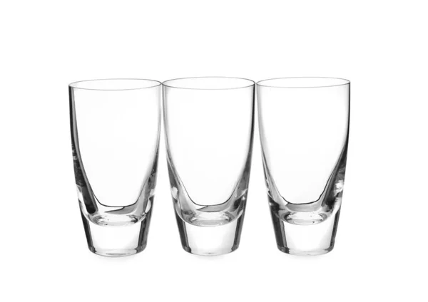 Nuevos vasos vacíos limpios aislados en blanco — Foto de Stock
