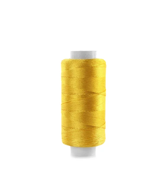 Carrete de hilo de coser amarillo aislado en blanco —  Fotos de Stock