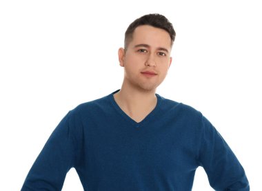 Beyaz arka planda genç bir adamın portresi