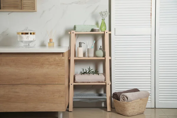 Unité de rayonnage avec articles de toilette dans l'intérieur de la salle de bains élégante — Photo