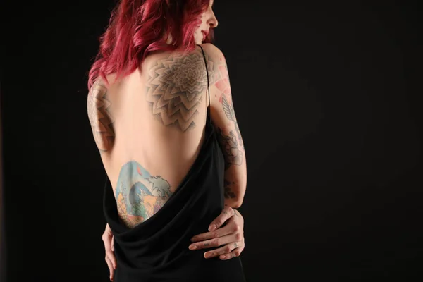 Mulher Bonita Com Tatuagens Corpo Contra Fundo Preto Visão Traseira — Fotografia de Stock