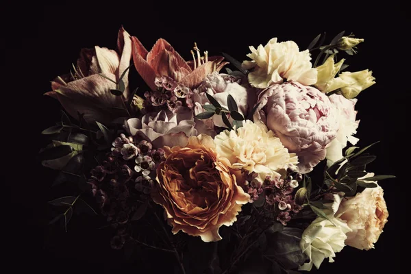 Siyah Arka Planda Farklı Çiçeklerden Oluşan Güzel Bir Buket Çiçek — Stok fotoğraf