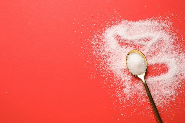 Azúcar Granulado Cuchara Sobre Fondo Rojo Aplanado Espacio Para Texto — Foto de Stock